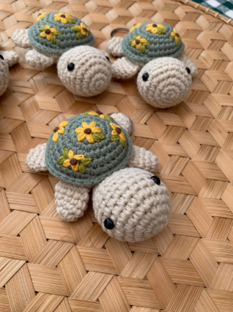 Schildkröte Schlüssel- & Taschenanhänger mit Sonnenblume | Personalisierbar