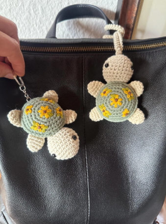 Schildkröte Schlüssel- & Taschenanhänger mit Sonnenblume | Personalisierbar