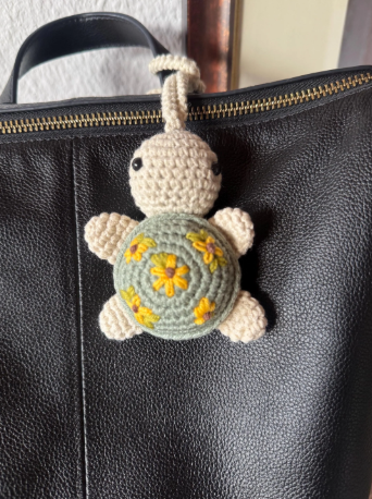 Schildkröte Schlüssel- & Taschenanhänger mit Sonnenblume | Personalisierbar